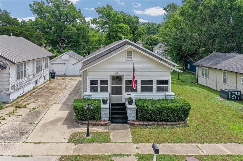 208 S 14th St, Independence, KS 67301