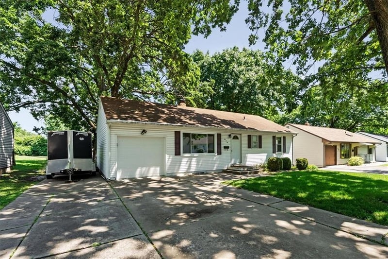606 67th Pl, Gladstone, MO 64118