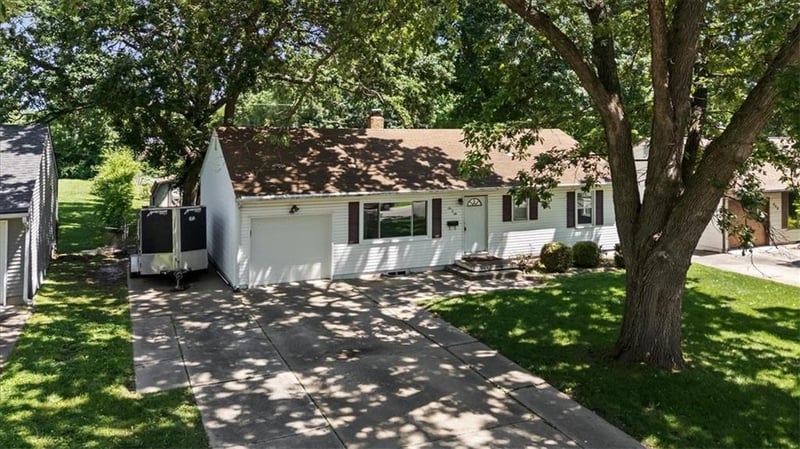 606 67th Pl, Gladstone, MO 64118
