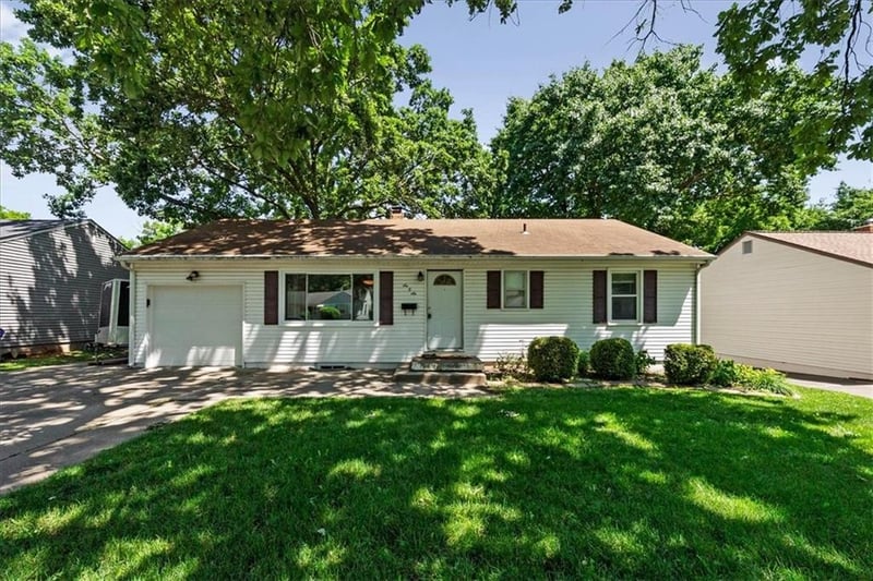 606 67th Pl, Gladstone, MO 64118