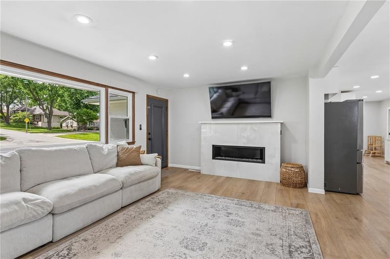 9301 Madison Ave, Kansas City, MO 64114