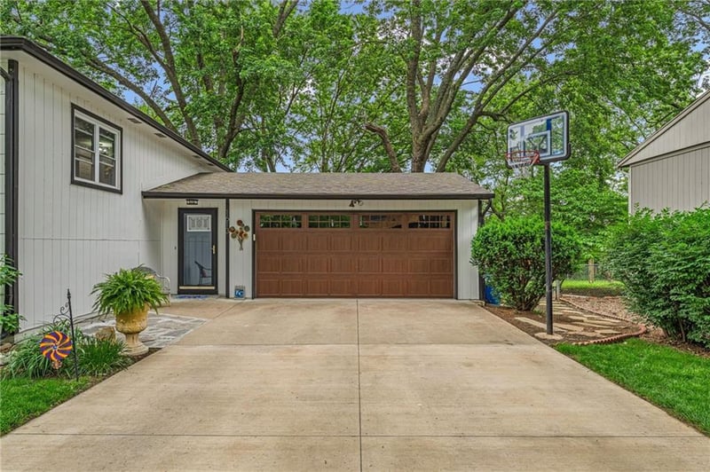 1613 28th Ter, Lawrence, KS 66046