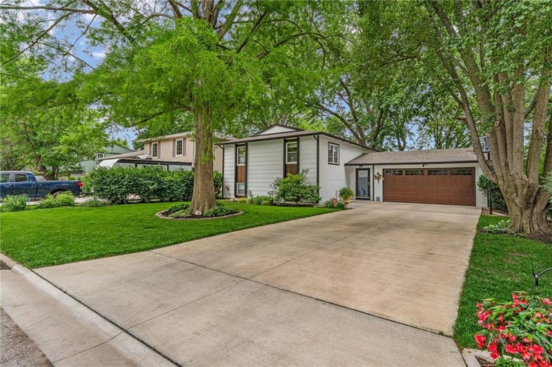 1613 28th Ter, Lawrence, KS 66046