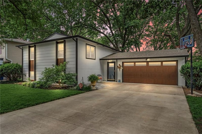 1613 28th Ter, Lawrence, KS 66046