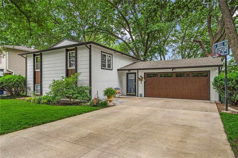 1613 28th Ter, Lawrence, KS 66046