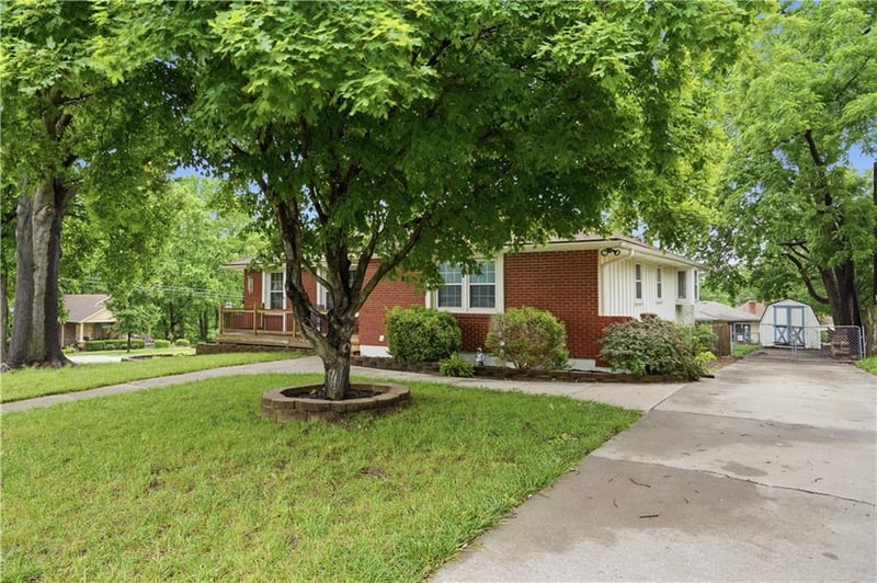 8301 Ditzler Ave, Raytown, MO 64138