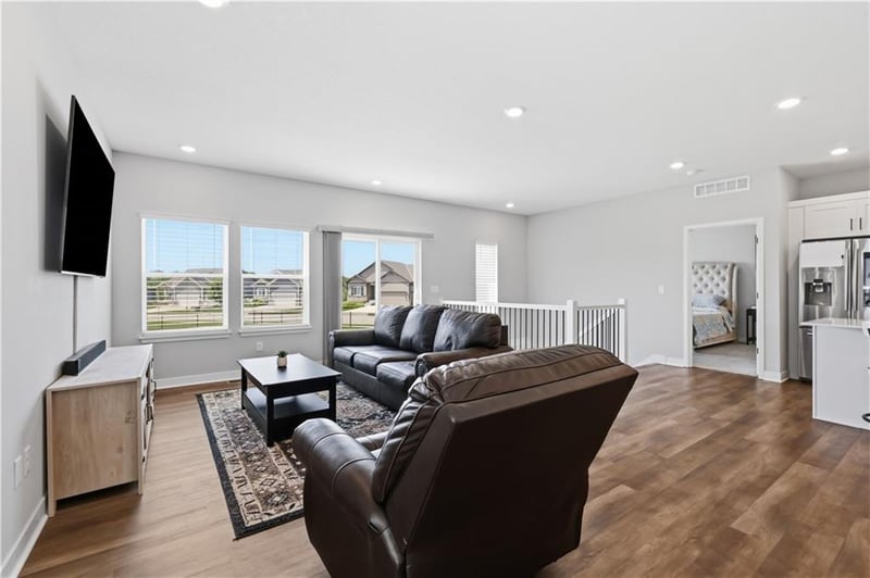 1543 Arbor Valley Dr, Lee's Summit, MO 64082