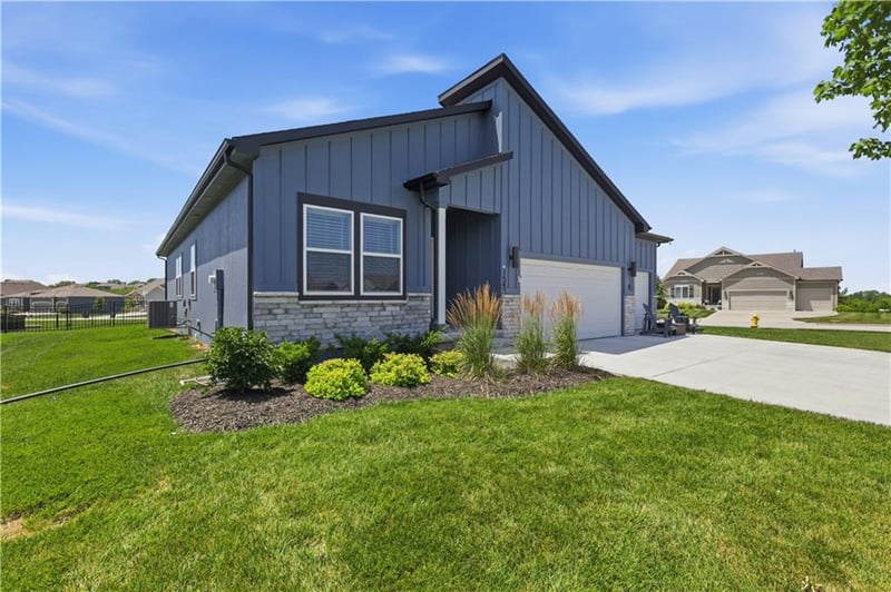 1543 Arbor Valley Dr, Lee's Summit, MO 64082