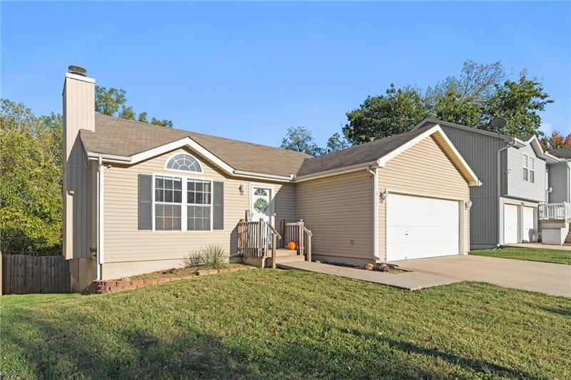 411 N Queen Ridge Ave, Independence, MO 64056