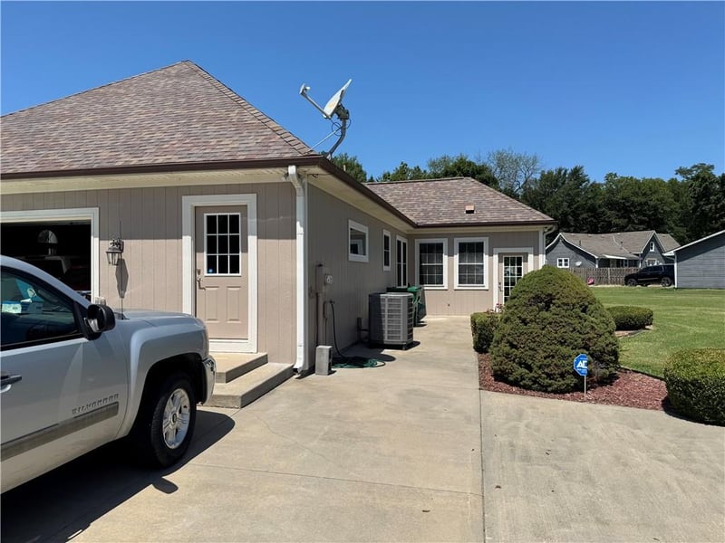 317 Kentucky St, Adrian, MO 64720
