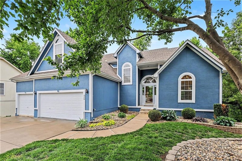 524 Garnet Ln, Lee's Summit, MO 64064