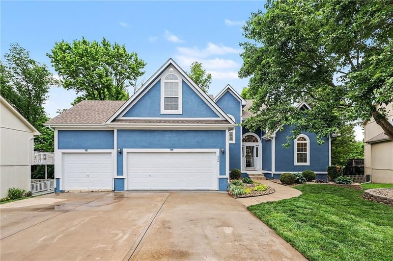 524 Garnet Ln, Lee's Summit, MO 64064