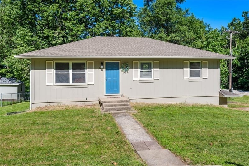 8200 Sunset Dr, De Soto, KS 66018