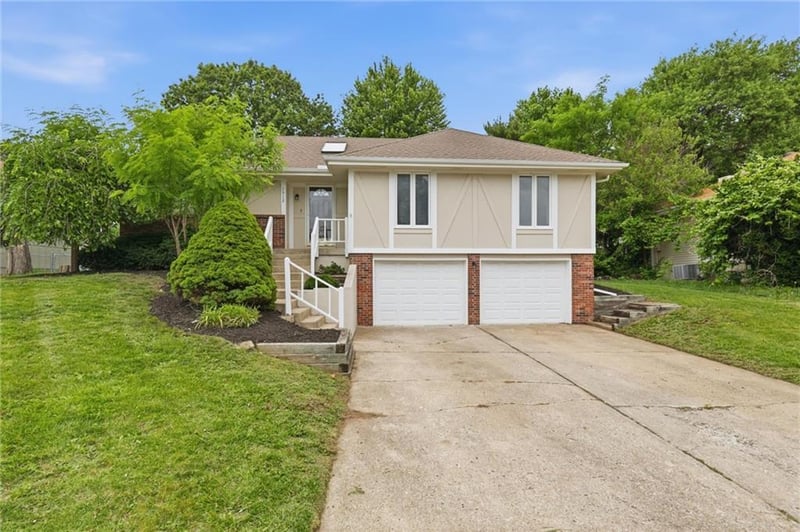 1512 Westwind Dr, Lee's Summit, MO 64086