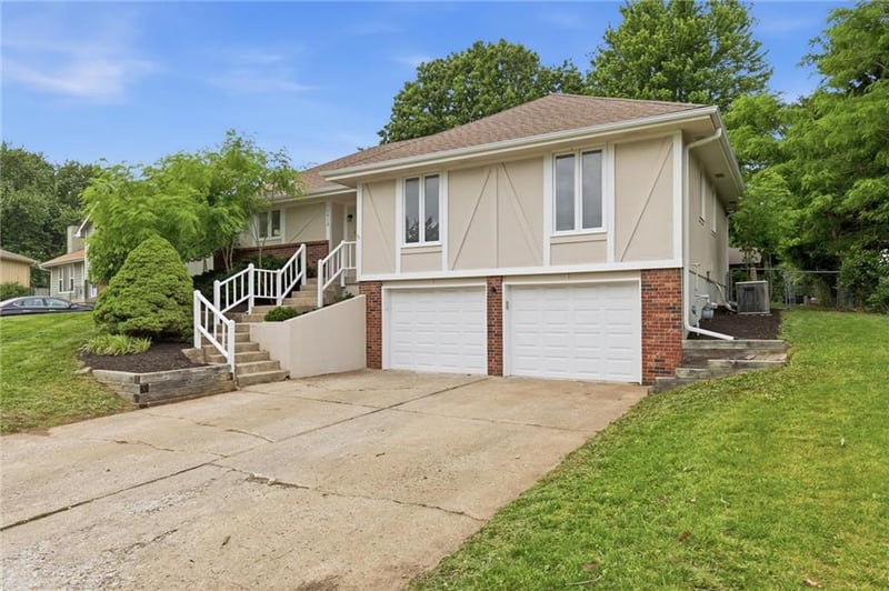 1512 Westwind Dr, Lee's Summit, MO 64086