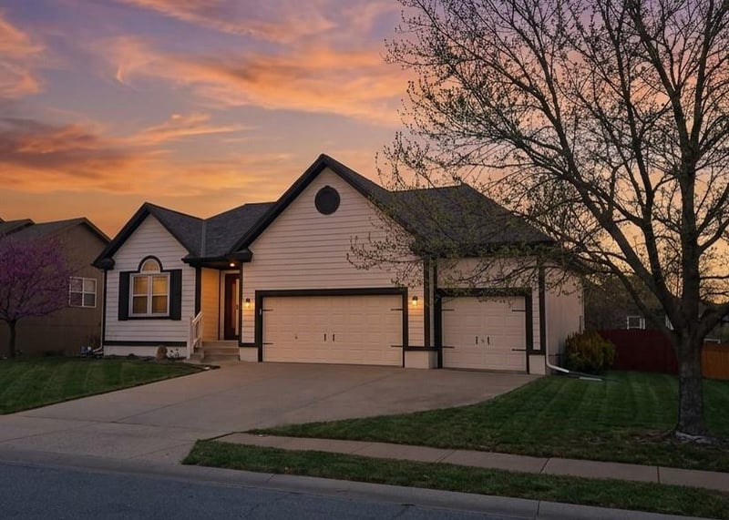 150 Cherry Hills Cir, Gardner, KS 66030