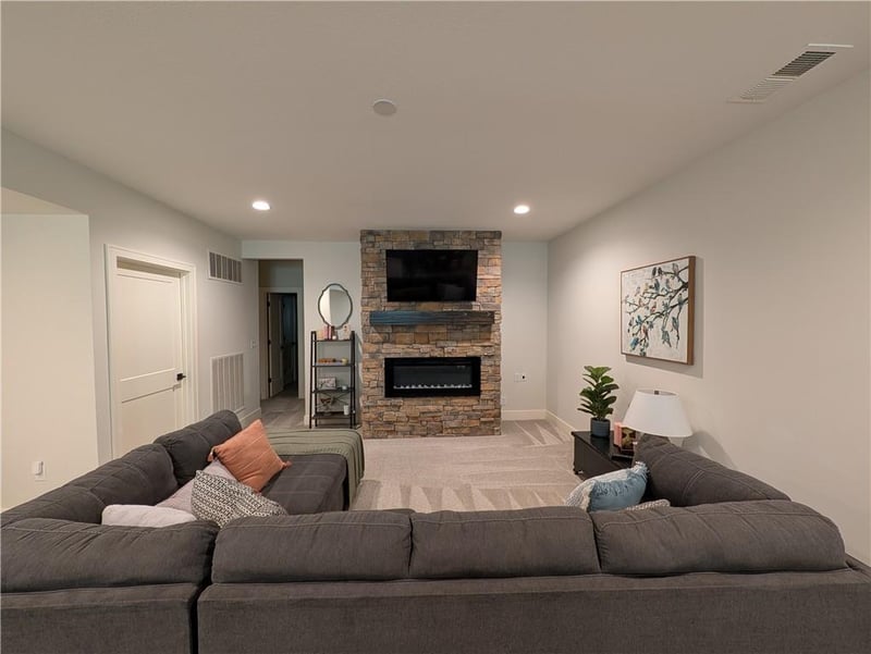 22076 W 93rd Ter, Lenexa, KS 66220