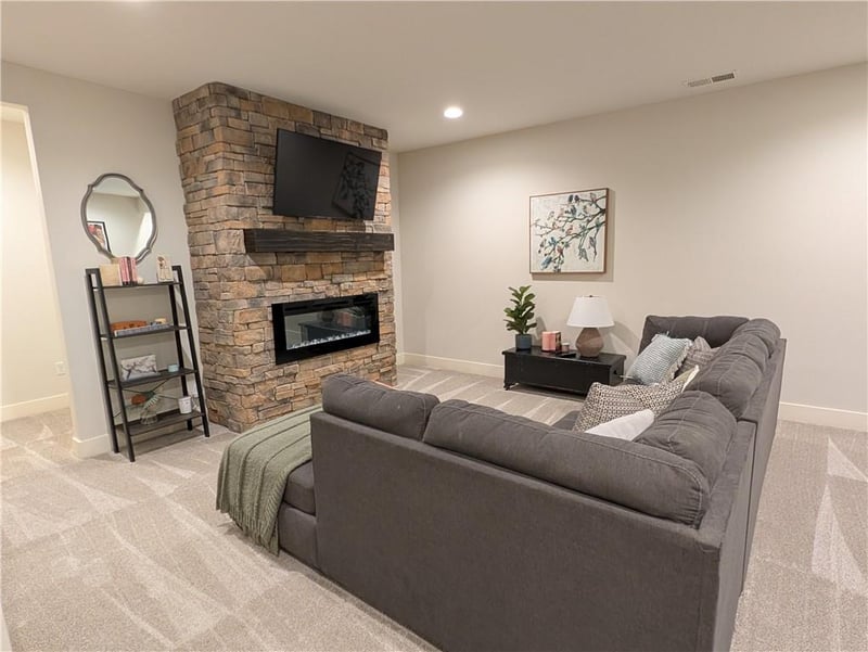 22076 W 93rd Ter, Lenexa, KS 66220