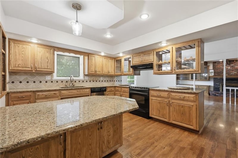 9606 Charlotte St, Kansas City, MO 64155