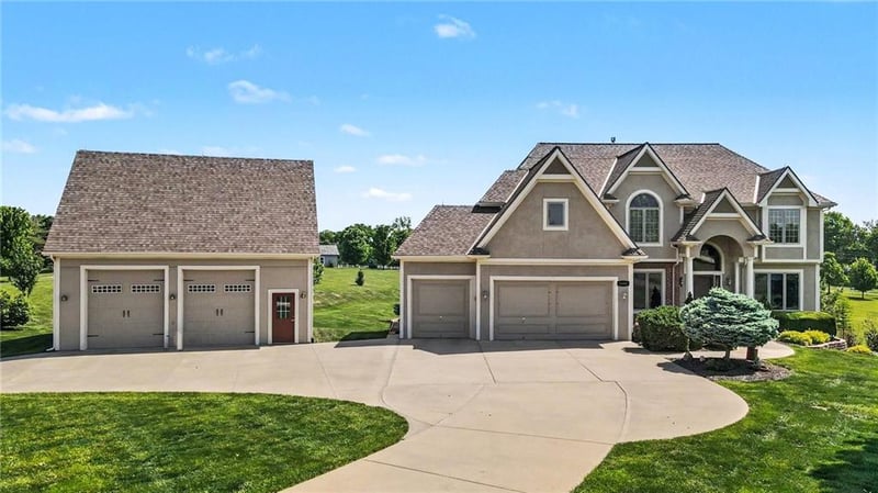 25162 Woodridge Dr, Leavenworth, KS 66048