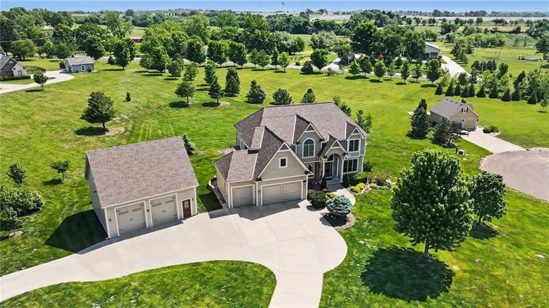 25162 Woodridge Dr, Leavenworth, KS 66048