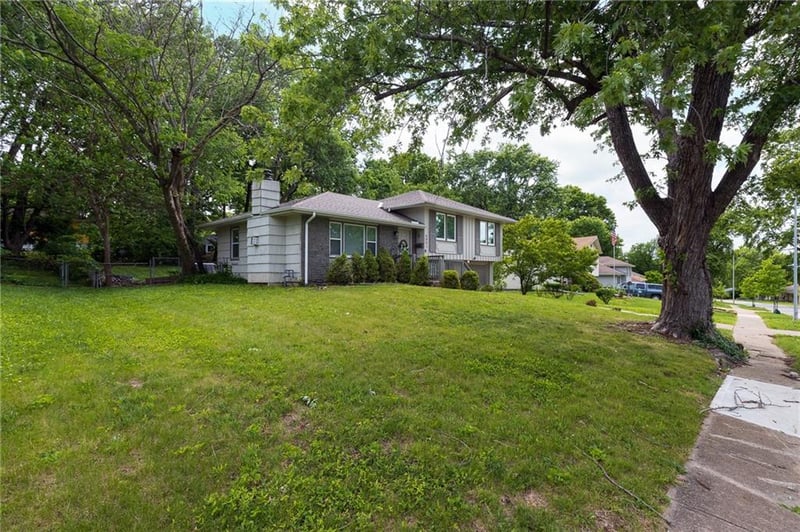 6001 Fairlane Dr, Kansas City, MO 64134