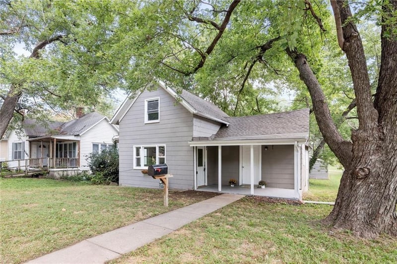 1207 2nd St, Leavenworth, KS 66048