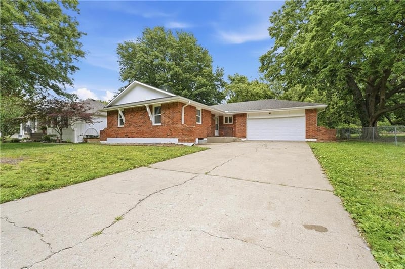 203 Murphy Dr, Raymore, MO 64083