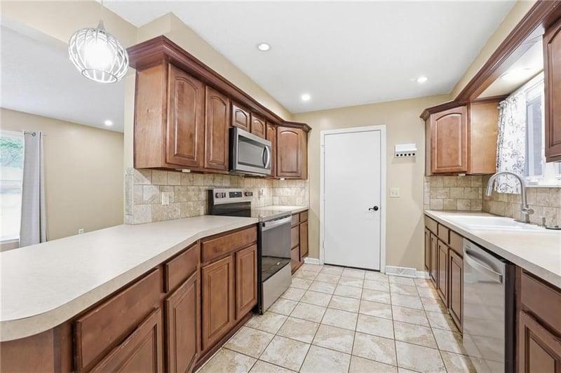 203 Murphy Dr, Raymore, MO 64083
