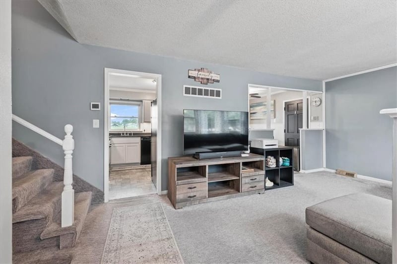 420 Village Ct, Lee's Summit, MO 64063