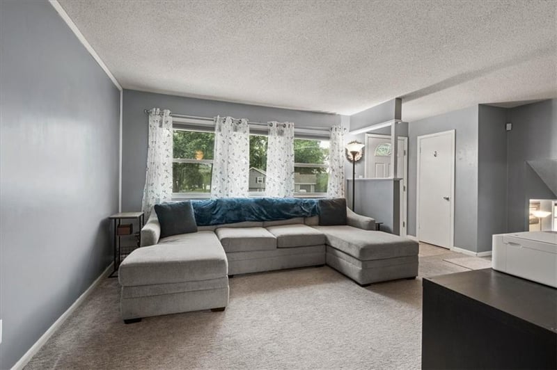 420 Village Ct, Lee's Summit, MO 64063