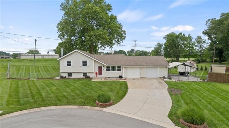 420 Village Ct, Lee's Summit, MO 64063