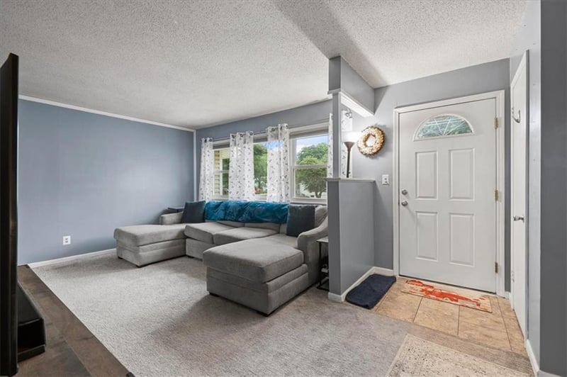 420 Village Ct, Lee's Summit, MO 64063
