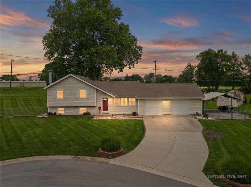 420 Village Ct, Lee's Summit, MO 64063