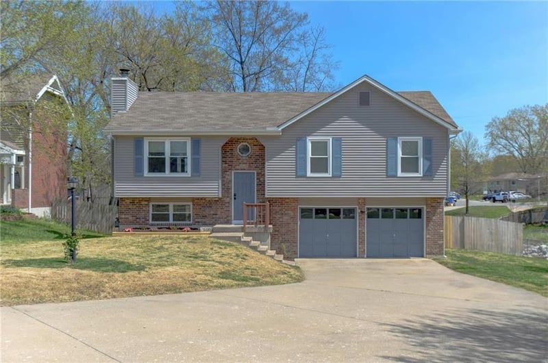 5181 Farley Ln, Merriam, KS 66203