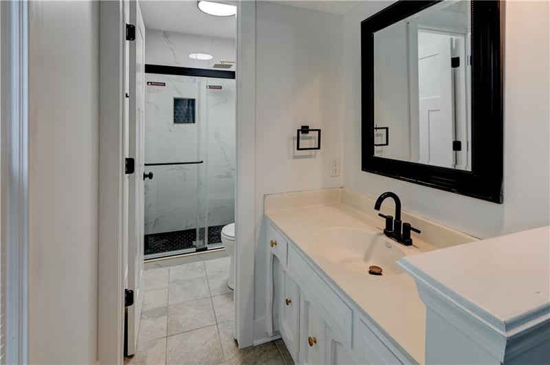 203 Oak Tree Cir, Lee's Summit, MO 64086