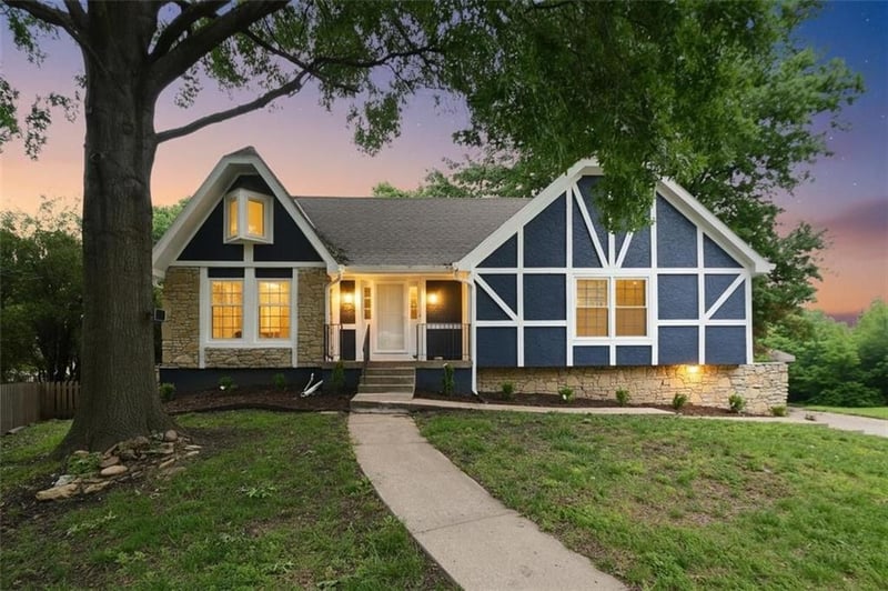 203 Oak Tree Cir, Lee's Summit, MO 64086