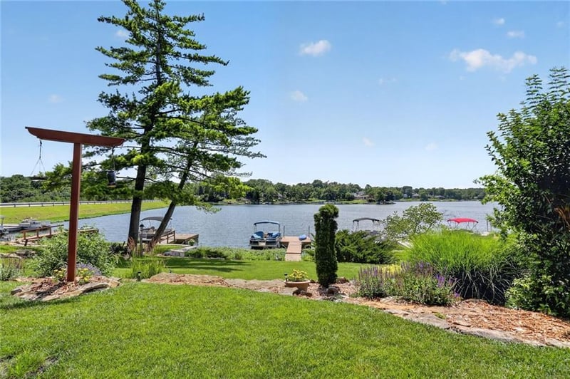113 North Shore Dr, Lake Waukomis, MO 64151