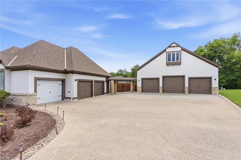 219 Brookside Dr, Paola, KS 66071
