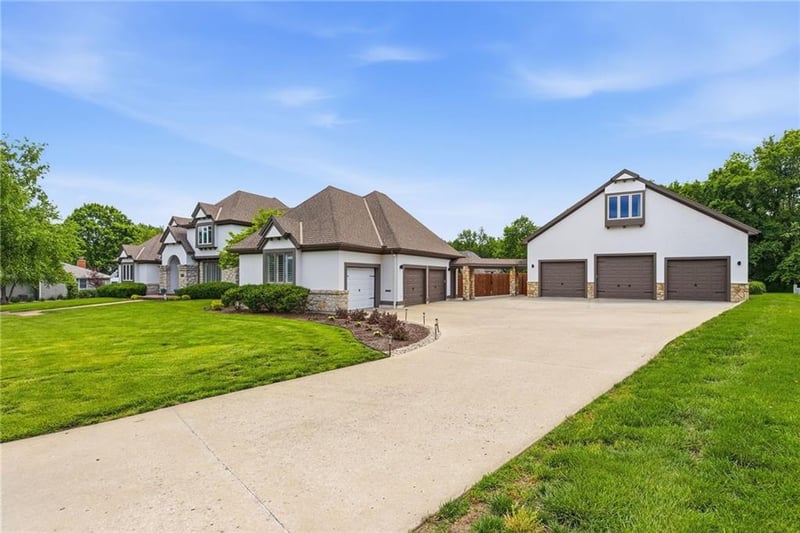 219 Brookside Dr, Paola, KS 66071