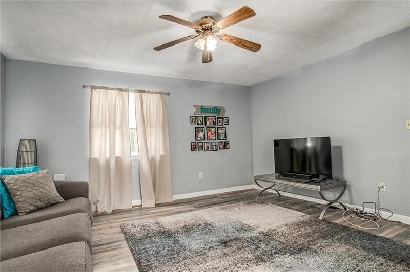 9251 Liggett Rd, Kansas City, KS 66109
