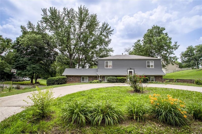 9251 Liggett Rd, Kansas City, KS 66109