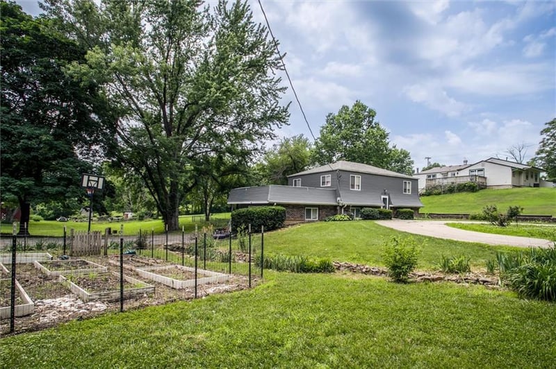 9251 Liggett Rd, Kansas City, KS 66109
