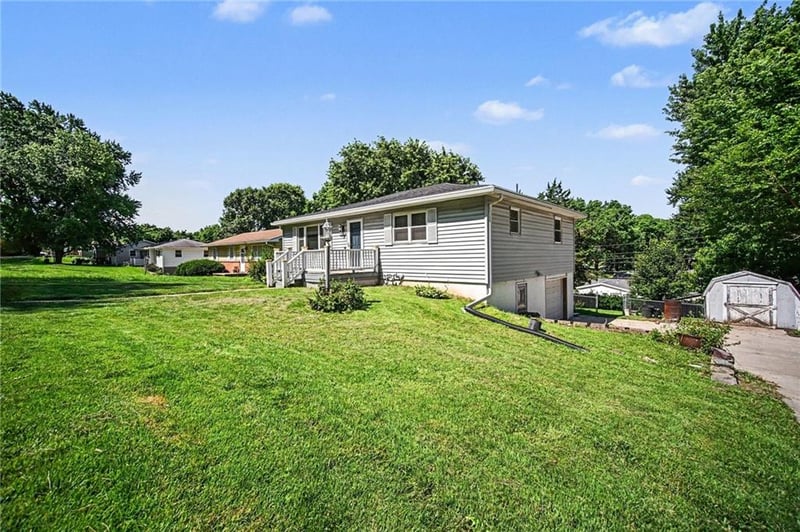5808 Pleasant Ave, St Joseph, MO 64503