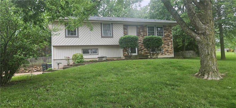 14396 Greentree Ln, Olathe, KS 66061