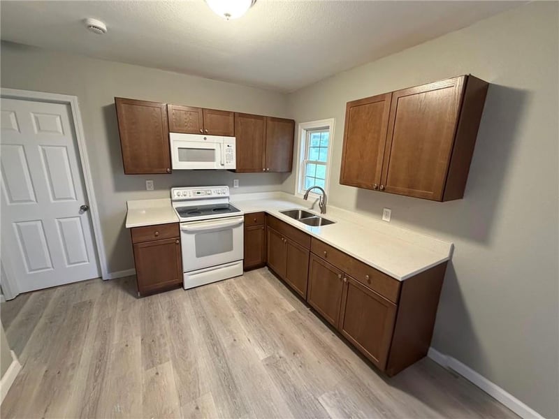 3813 42nd Ter, Kansas City, MO 64117