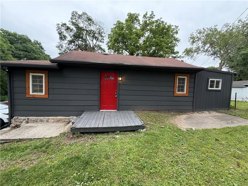 3813 42nd Ter, Kansas City, MO 64117