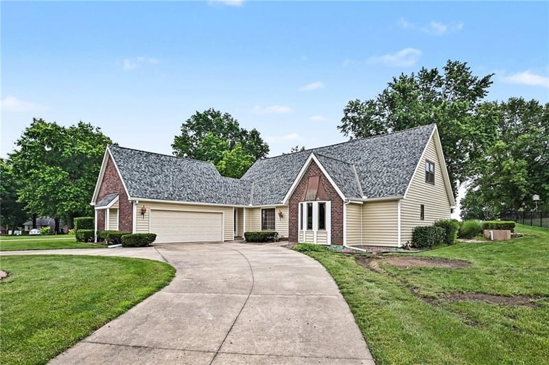 9711 Betsy Ross Ln, Liberty, MO 64068