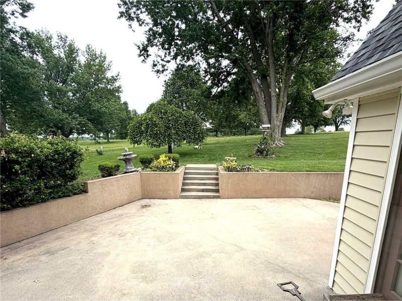 9711 Betsy Ross Ln, Liberty, MO 64068