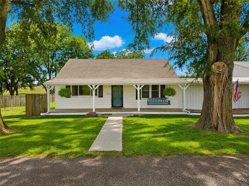23151 207th St, Tonganoxie, KS 66086